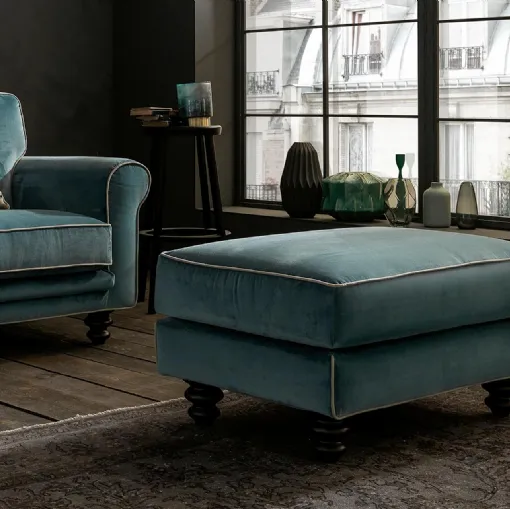 Pouf classico in tessuto con piedini in legno Poema di DHome