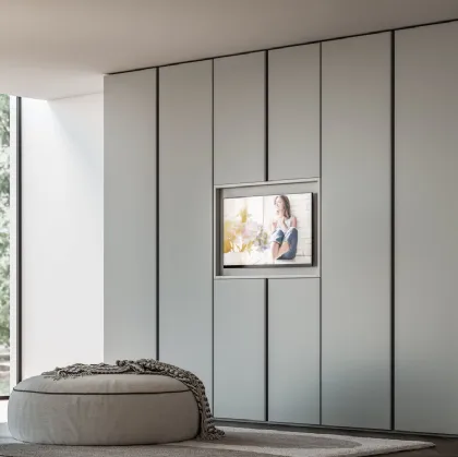 Armadio con ante battenti Presa TV in laccato opaco di Tagliabue Mobili