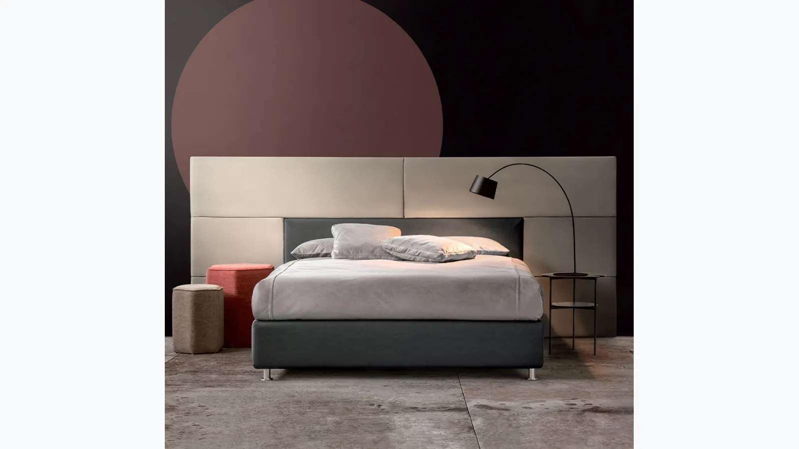 Letto in tessuto con testiera composta da pannelli di diverse dimensioni Scirocco di Nefi Italia