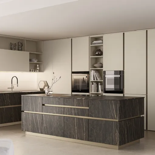 Cucina Moderna con isola Iconica 07 in laccato e ceramica di Veneta Cucine