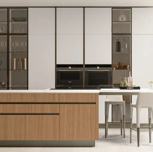Cucina Moderna Milano 07 con isola in laccato Beige e Rovere Nodoso chiaro di Veneta Cucine
