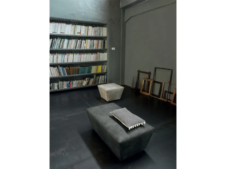 Pouf in tessuto dalla forma rigorosa disponibile in due misure Concetto di DHome
