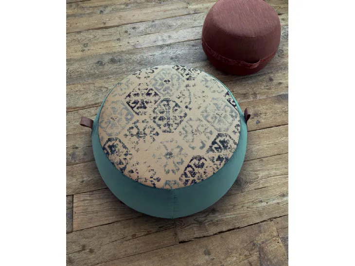 Pouf rotondo disponibile in due dimensioni, in tessuto tinta unita e fantasia o tutto in tinta unita Dittongo-Simbolo di DHome