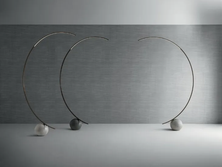 Lampada da terra Circle composta da base in cemento e struttura in acciaio laccato di Bontempi