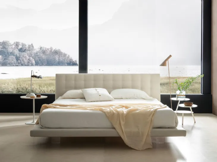 Letto in tessuto con testiera impunturata e piedini in plexiglass Polaris di DHome