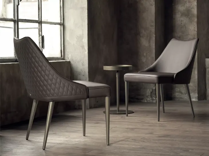 Poltroncina Clara in ecopelle con base in acciaio laccato di Bontempi