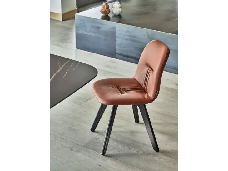 Sedia Chantal in pelle con base in legno massello di Bontempi