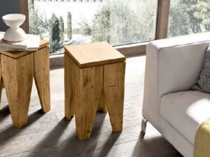 Sgabello Star in legno massiccio anche con funzione di tavolino di FGF Mobili
