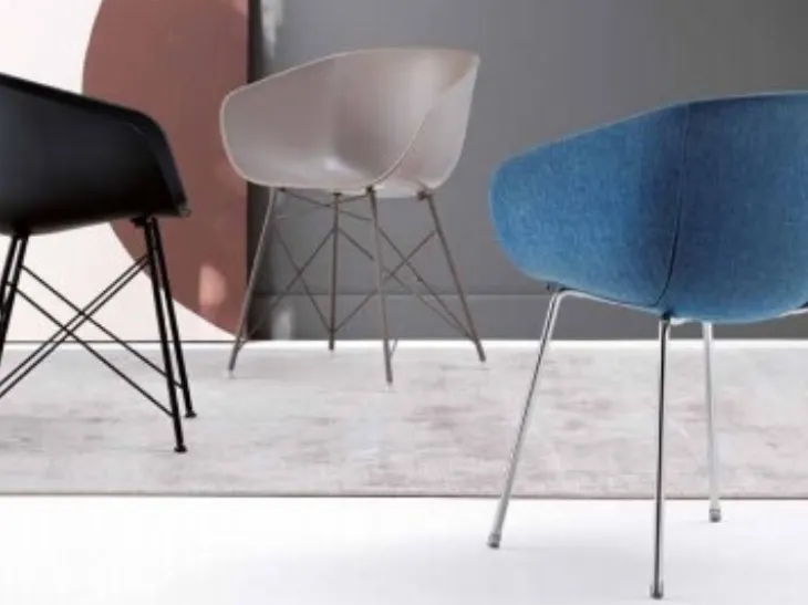 Sedia con gambe in metallo Maya di Sedie Brianza