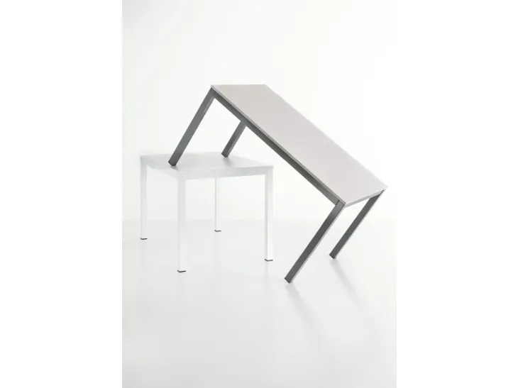 Tavolo Olimpo rettangolare o quadrato con top in laminato e base in metallo di Veneta Cucine