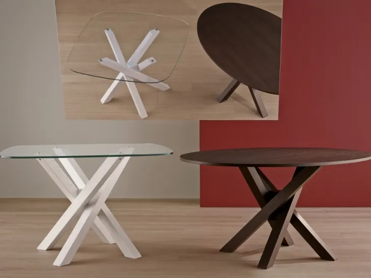 Tavolo quadrato in vetro e rotondo in laminato, entrambi con struttura in massello Sache di Veneta Cucine