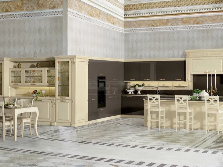 Cucina Classica angolare Mirabeau in laccato Chantilly e Marrone di Veneta Cucine