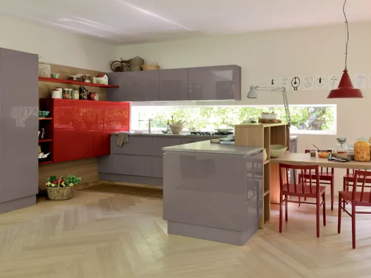Cucina Moderna con penisola Extra Go in laccato lucido Marron Visone e Rosso veneziano di Veneta Cucine
