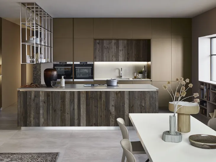 Cucina Moderna Lounge con isola in laccato metallo liquido Bronzo e Abete ossidato di Veneta Cucine