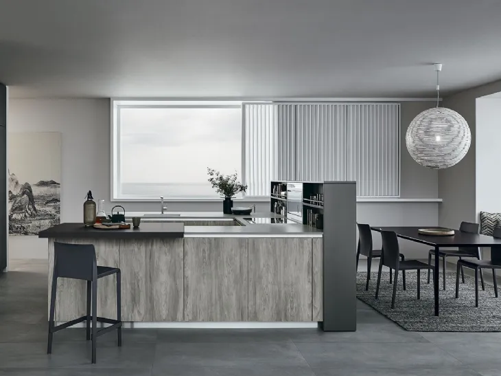 Cucina Moderna con isola Lounge in laccato Pro Metallo Liquido Mercurio e Quercia Grigio di Veneta Cucine