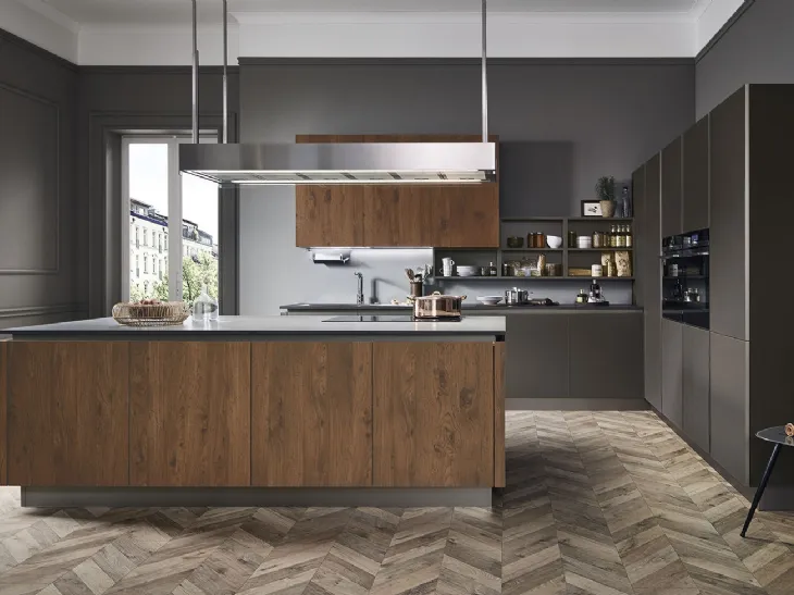 Cucina Moderna Ri flex con isola in Olmo antico e vetro laccato opaco Marrone Oliva di Veneta Cucine