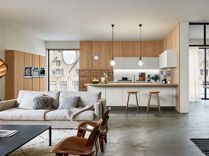 Cucina Moderna Ri flex angolare in Rovere nodoso chiaro e vetro laccato opaco Bianco Puro di Veneta Cucine
