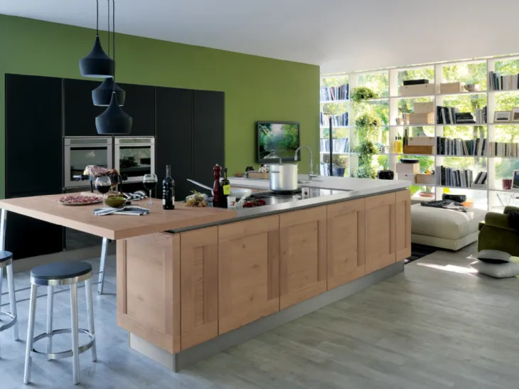 Cucina Moderna Ri flex angolare in Rovere vecchio e vetro laccato Nero opaco di Veneta Cucine